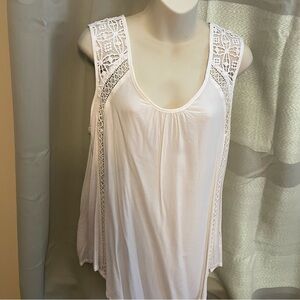 🆕 White sleeveless blouse